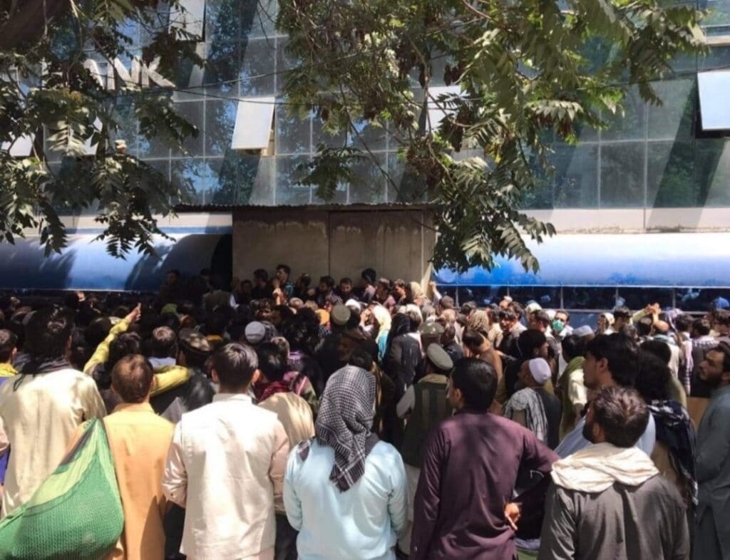 阿富汗：大量现金提取导致银行业混乱