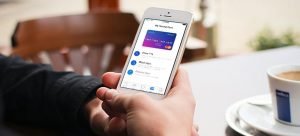 咖啡馆手机上的 Revolut 应用程序