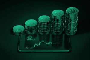 比特币（BTC）当然是一种通货紧缩货币，基本上应该会上涨。 从长远来看，这种情况一直发生到现在。 图为智能手机价格K线走势图前的比特币。