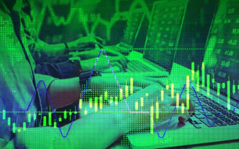 数据证明了这一点：富人正在购买比特币，因为业余投资者继续因恐惧而抛售……