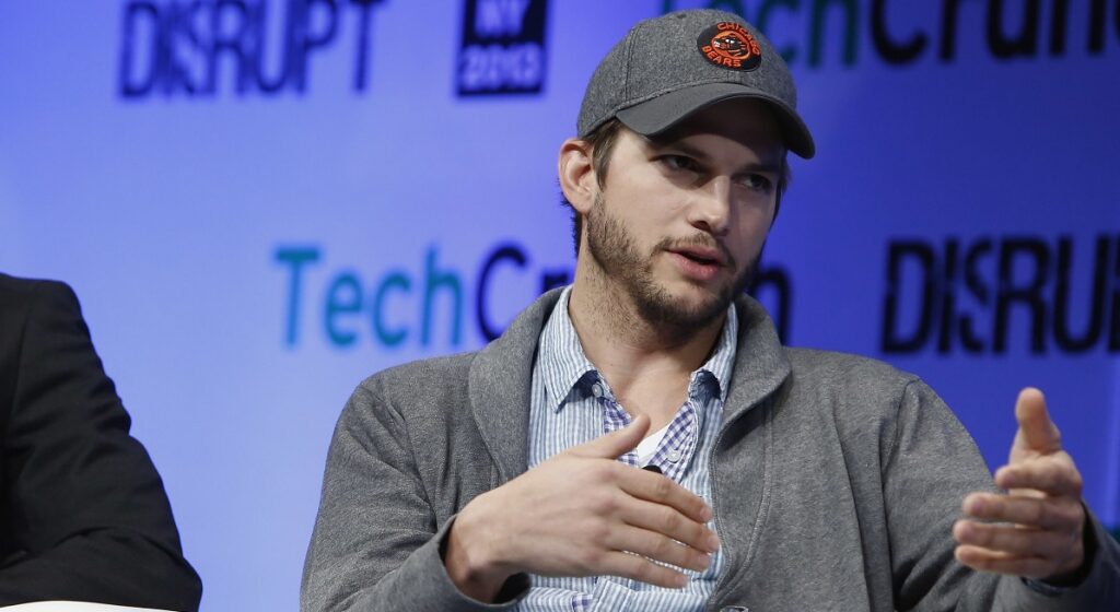 阿什顿·库彻 (Ashton Kutcher) 在科技活动中——名人谈论或购买比特币