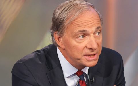 亿万富翁对冲基金经理 Ray Dalio 仍然担心政府可能会取缔加密货币