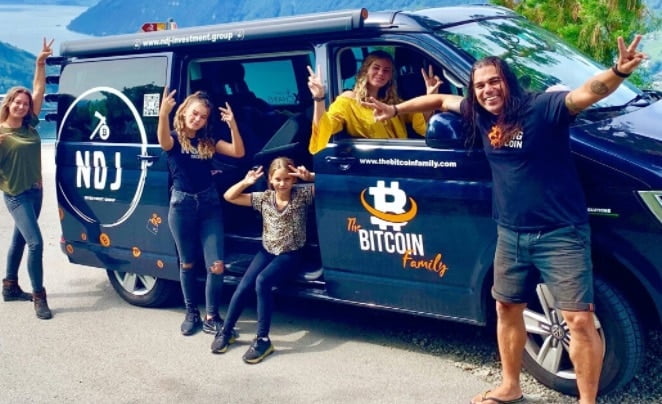 他带着比特币周游世界，并在他访问的每个国家都留下钱包