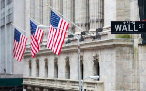 美国期货在大幅抛售后指向华尔街反弹