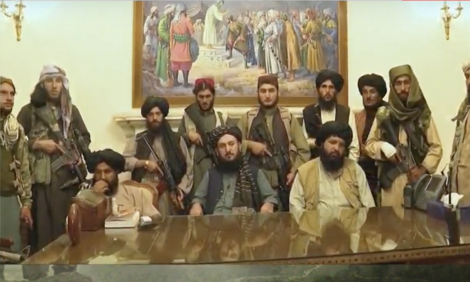 塔利班在总统府，2021 年 8 月