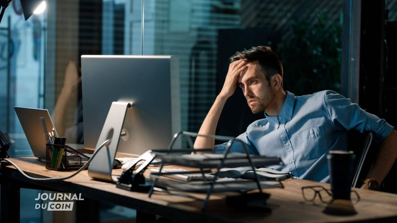 看他的屏幕的沮丧的人