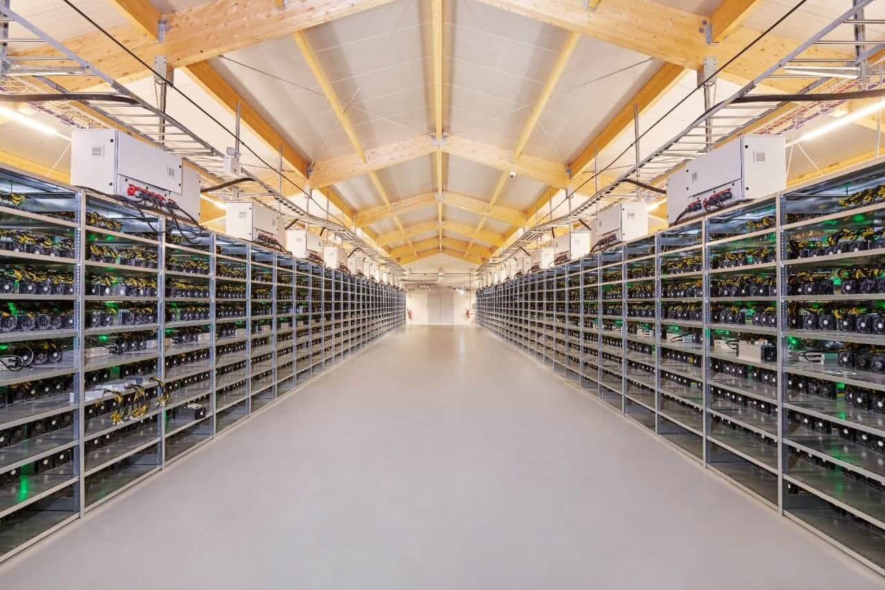 数以千计的机器聚集在农场中以开采比特币或以太坊。