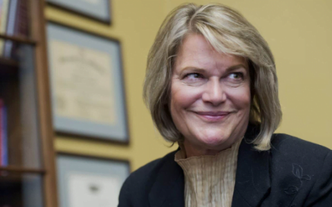 美国立法者巴里摩尔在他的投资组合中添加了 DOGE 和 ETH