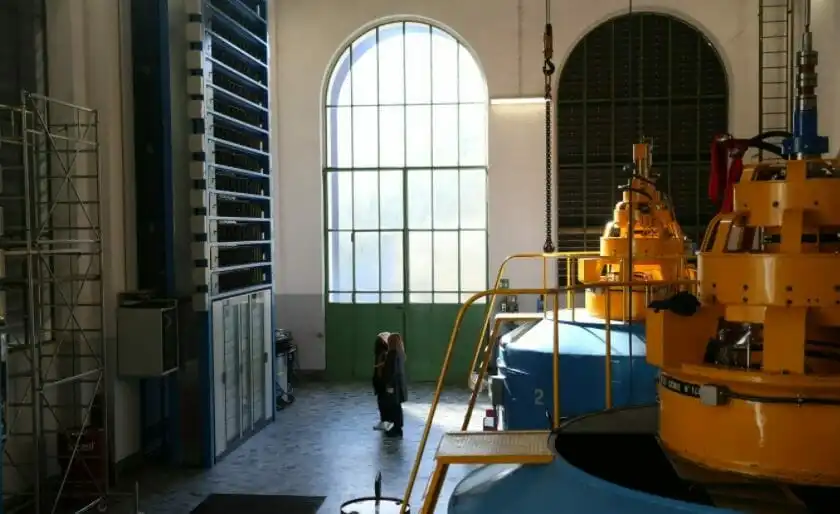 水力发电厂设施附近的比特币矿场。 