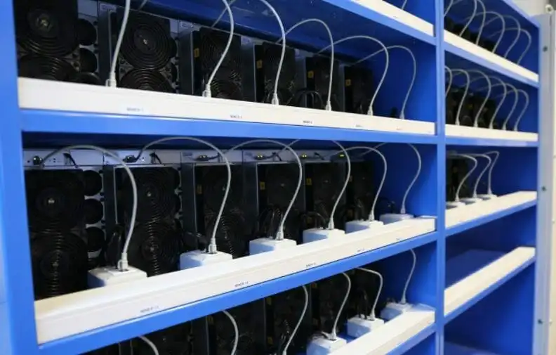 安装在 Alta Novella 水力发电厂的比特币矿场。