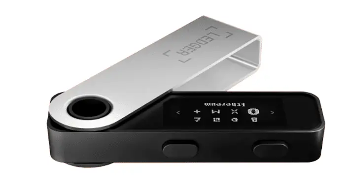 Ledger 的 Nano S Plus 是一个冷钱包，可以存储 NFT 集合和超过 5,500 种加密货币。