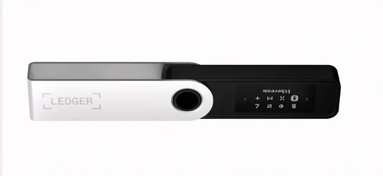 Ledger Nano S Plus 钱包的尺寸与普通笔式驱动器相似